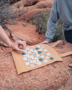 Logotrade werbemittel das Foto: Britton faltbares Backgammon und Damespiel Set aus Kork