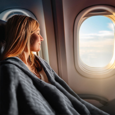 Logotrade Logogeschenke das Foto: Decke und Kissen 2 in 1 AMIATA Schwarzwolf