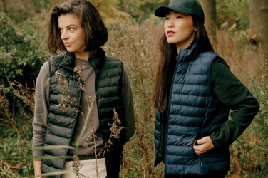 Logotrade firmakingi foto: Iqoniq Meru naiste taaskasutatud polüestrist vest