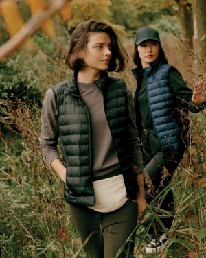 Logo trade reklaamkingi pilt: Iqoniq Meru naiste taaskasutatud polüestrist vest