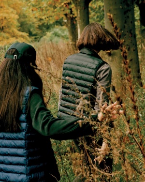 Logo trade meene pilt: Iqoniq Meru naiste taaskasutatud polüestrist vest