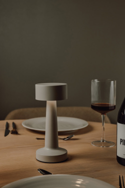 Logo trade ärikingitused foto: VINGA Maris RCS metallist ja taaskasutatud ABS-ist laualamp