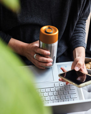 Logotrade mainoslahjat ja liikelahjat tuotekuva: Musta+Blum-eristetty matkamuki ruostumatonta terästä