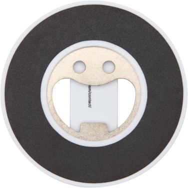 Logotrade mainoslahjat ja liikelahjat tuotekuva: Ain kierrätetystä muovista valmistettu magneettinen puhelinjalusta pullonavaajalla