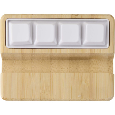 Logotrade mainoslahjat ja liikelahjat tuotekuva: Algol kierrätetystä muovista valmistettu puhelinjalusta ja hypistelylelu bambuyksityiskohdilla