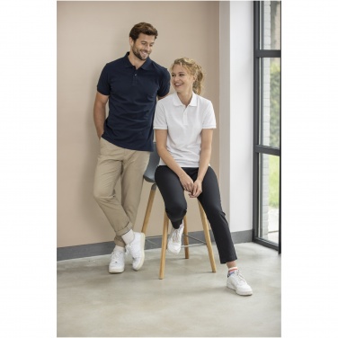 Logotrade dāvanas foto: Smaragda unisex Aware™ polo ar īsām piedurknēm