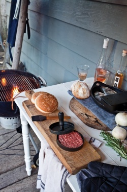 Logotrade korporatīvās dāvanas foto: BBQ komplekts ar hamburgera presi un otu