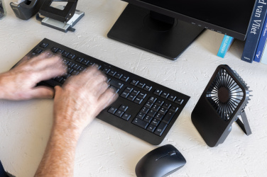 Лого трейд бизнес-подарки фото: Настольный вентилятор Aervina RCS из переработанного пластика с возможностью подзарядки