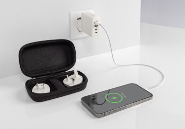 Logotrade profilreklam bild: TravelCharge Pro RCS rplastisk reseladdare med USB C