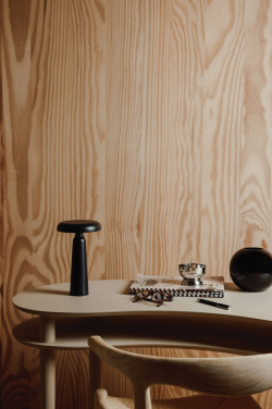 Logotrade profilprodukter bild: VINGA Avery RCS bordslampa