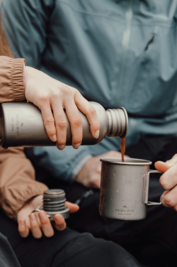 Logotrade reklamprodukter bild: Nordic Trail ultralätt titaniummugg 450 ml